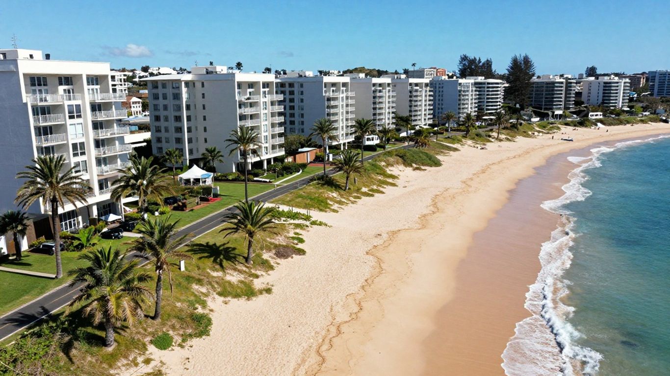 Oaks Seaforth resort overlooking Alexandra Headlands beach and ocean.